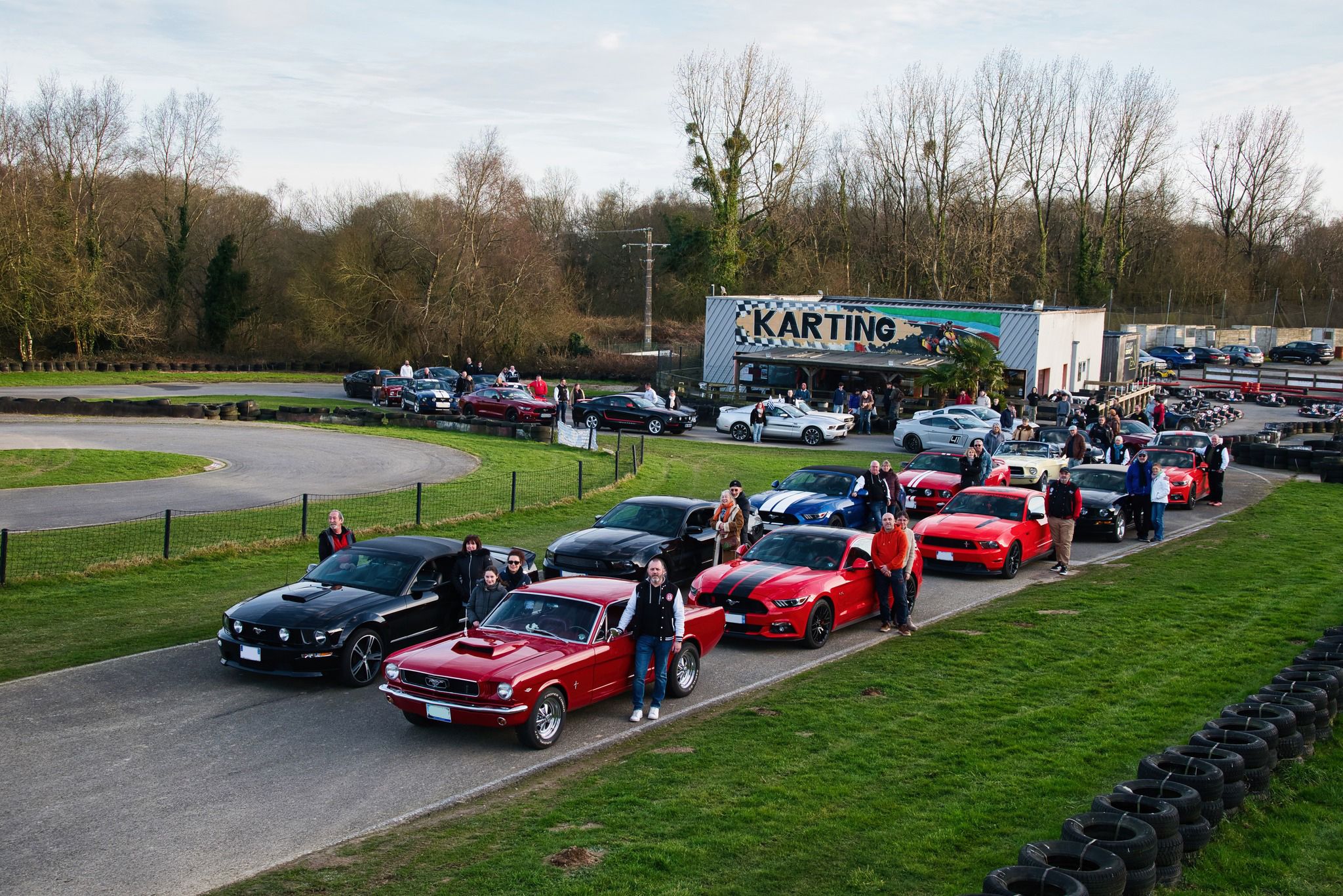 Adhérents et Mustang du club lors d'une sortie