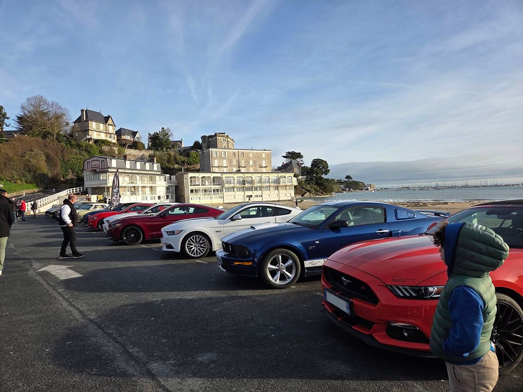 Mustang du club garées face à la mer lors de la sortie à Dinan